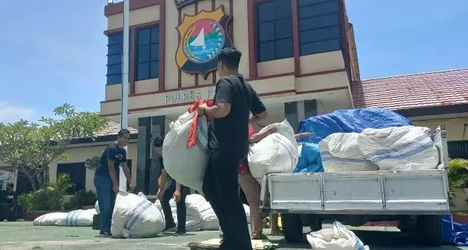 Polres Polewali Mandar (Polman), Sulawesi Barat, berhasil menggagalkan penyelundupan pakaian bekas import sebanyak 35 karung