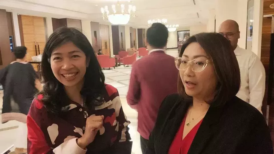 Head of Internal Stakeholder and Customer Communication of Prudential Indonesia Dewi Mayasari (kiri) dan Head of Product Development and Activation Prudential Indonesia Deby Kasenda (kanan) usai acara Media Briefing di Jakarta, Selasa (21/3/2023). (B-Universe Photo/Prisma Ardianto)