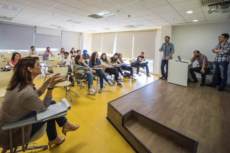 Para mahasiswa, mahasiswi, dan dosen sedang melakukan kegiatan belajar mengajar di Istanbul Ticaret University, Turki.