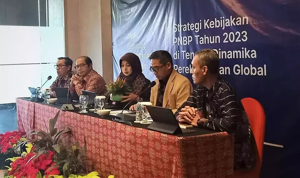 Dirjen Anggaran Kementerian Keuangan Isa Rachmatarwata (kedua dari kiri) dan Direktur PNBP SDA dan Kekayaan Negara Dipisahkan Kemenkeu Rahayu Puspasari (tengah) dalam Media Gathering di Jakarta, Selasa (21/3/2023). (B-Universe Photo/Arnoldus Kristianus)