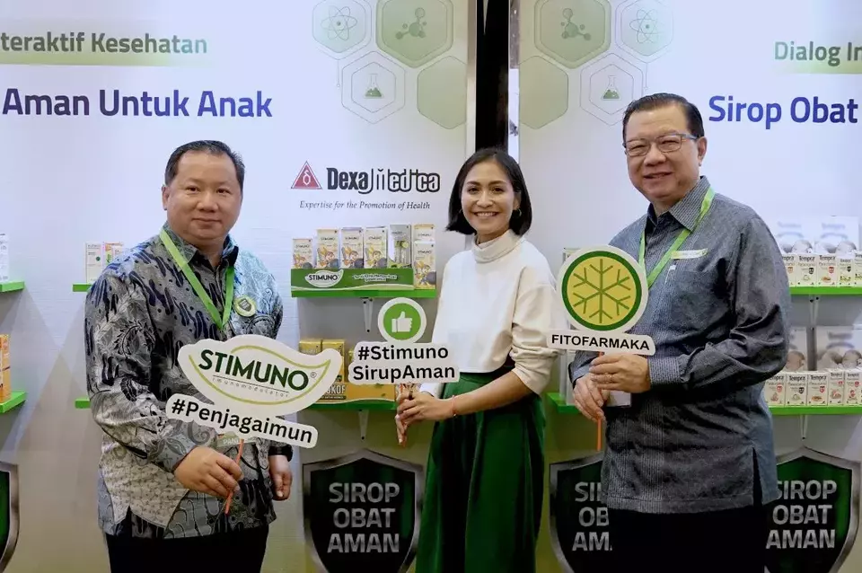 Artis Caca Tengker (tengah), Pimpinan Dexa Group Ferry Soetikno dan Pimpinan Dexa Medica V Hery Sutanto di acara Dialog Interaktif Sirop Obat Aman untuk Anak di Jakarta, Selasa, 21 Maret 2023.