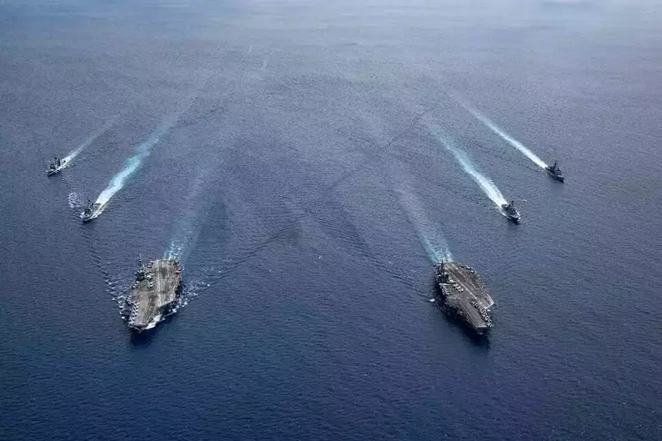 USS Ronald Reagan dan USS Nimitz di Laut Tiongkok Selatan (LTS) pada 6 Juli 2020. (FOTO: THE ASSOCIATED PRESS)