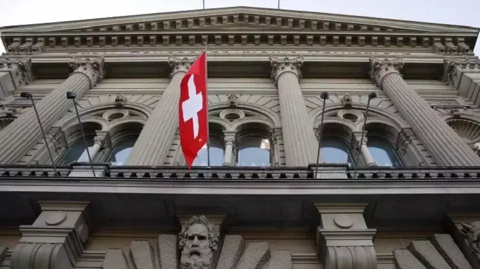 Bendera nasional Swiss digantung di Istana Federal, gedung parlemen di Bern, Swiss pada 13 Desember 2018. (Foto: Stefan Wermuth/Bloomberg via Getty Images)