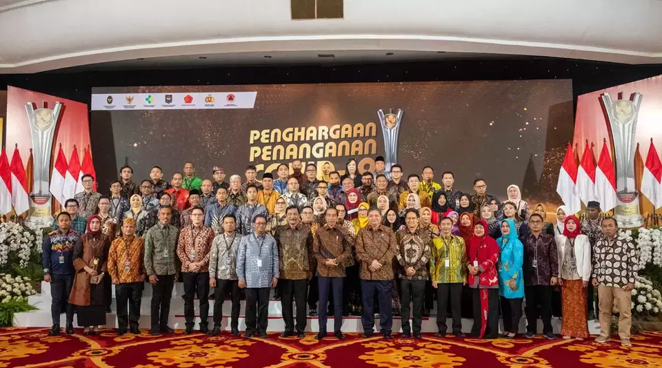 Presiden Joko Widodo bersama para penerima Penghargaan Penanganan COVID-19 di Jakarta, Senin (20/3/2023). (Foto: Biro Komunikasi dan Pelayanan Publik Kementerian Kesehatan RI)