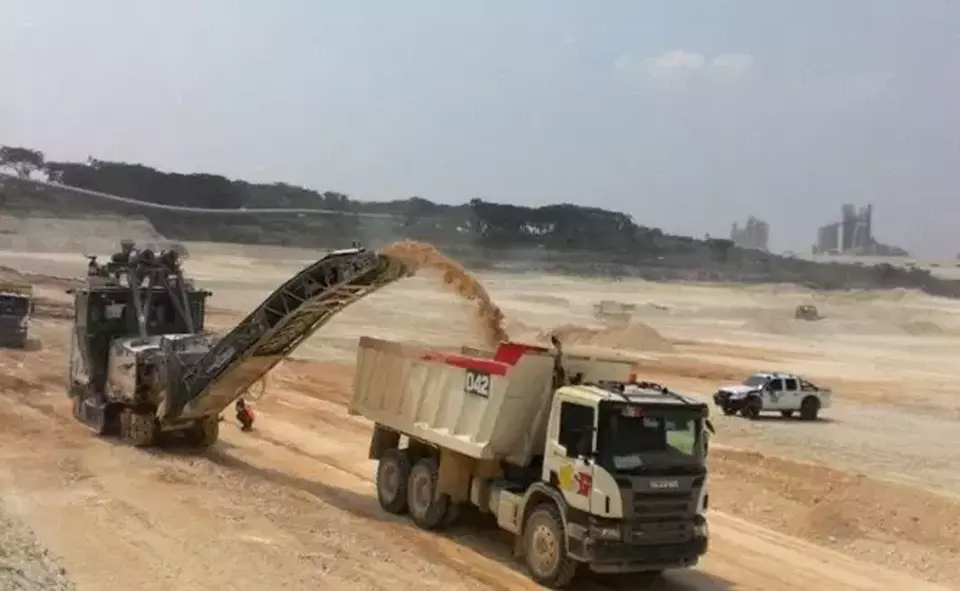 Salah satu pabrik SIG di Kabupaten Tuban, Jawa Timur tepatnya di bagian selatan area tambang batu gamping yang berjarak 700 meter dari area pemukiman penduduk,  mulai tahun 2012 telah menerapkan teknik pertambangan surface mining. Ist