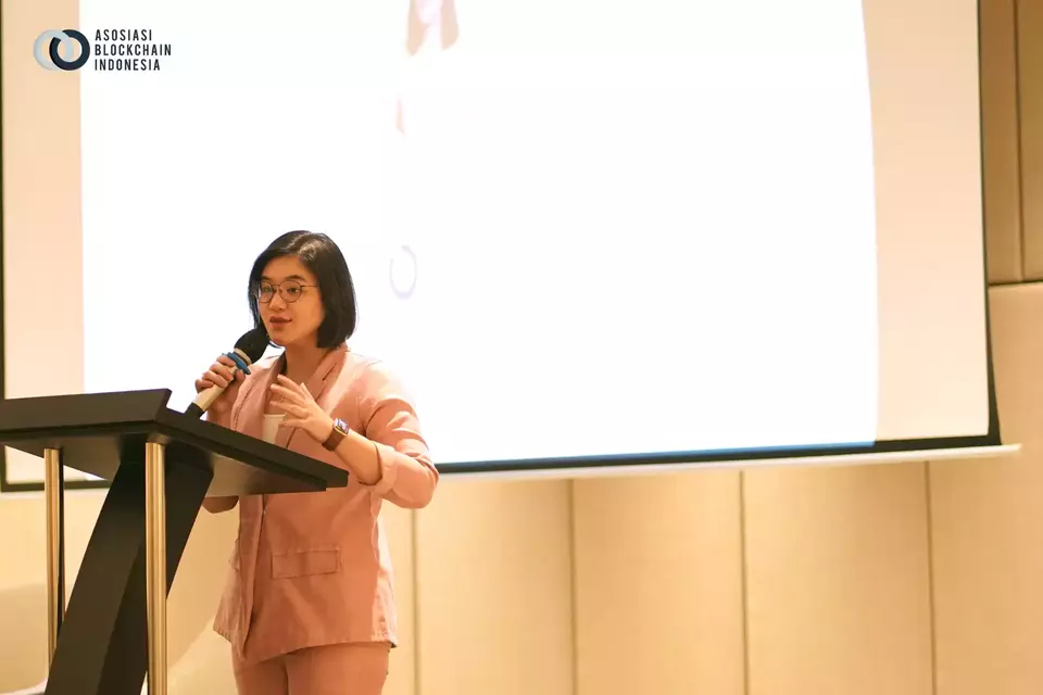 Asih Karnengsih, chairwoman ABI, memberikan sambutan dalam focus group discussion (FGD) at the table yang bertema "Blockchain Implementation in the Financial Sector" yang dihadiri BI dan OJK. (ist)
