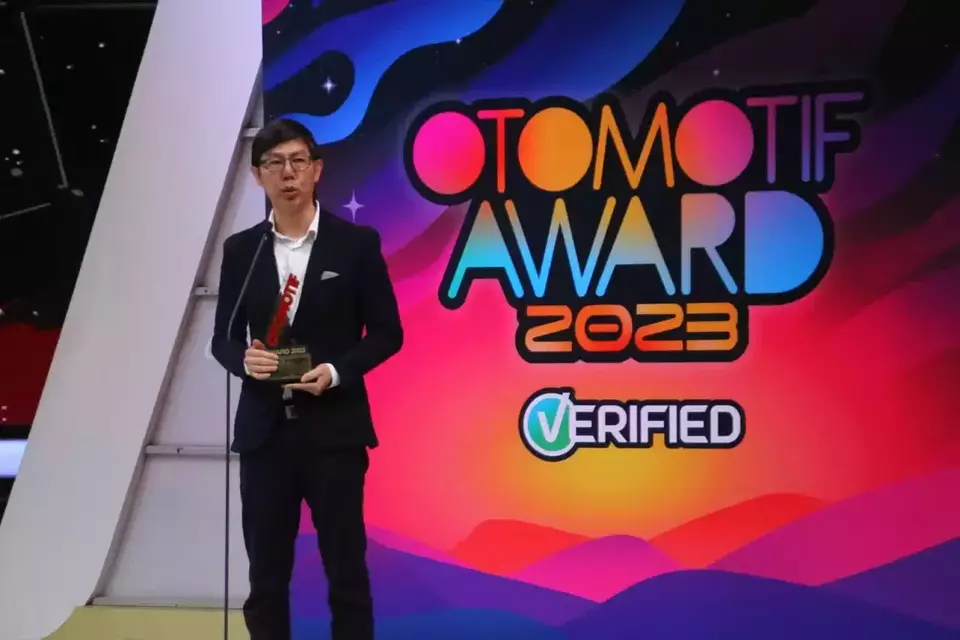Direktur Pemasaran PT Toyota Astra Motor Anton Jimmi Suwandy menerima penghargaan mobil terbaik 2023 untuk Toyota All New Kijang Innova Zenix Hybrid. (ist)