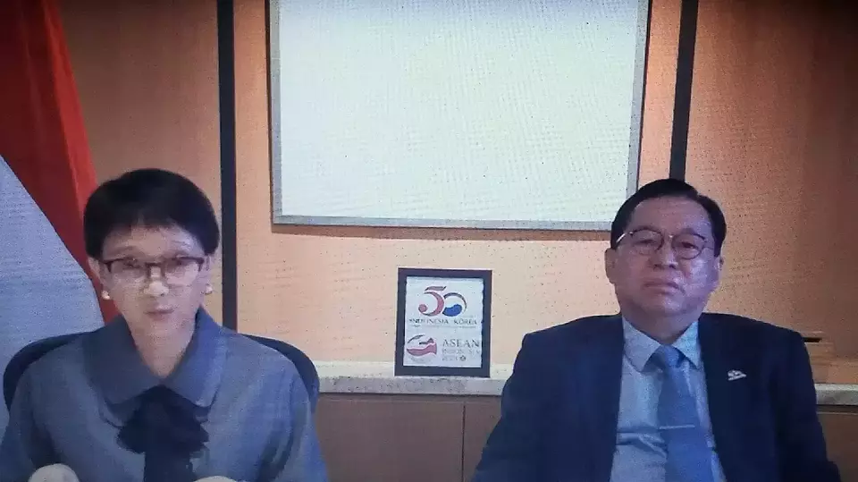 Menteri Luar Negeri (Menlu) RI Retno Marsudi dan Duta Besar (Dubes) RI untuk Korsel Gandi Sulistiyanto saat menyampaikan keterangan pers secara virtual. (Foto: Youtube)