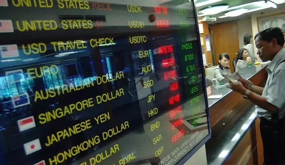 Nasabah menghitung uang di salah satu tempat penukaran valuta asing di Jakarta. (FOTO: ANTARA/Puspa Perwitasari/nz/aa)