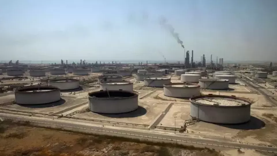 Tangki penyimpanan minyak mentah di Juaymah Tank Farm, kilang minyak dan terminal minyak Ras Tanura Saudi Aramco pada 2018. (Foto: Simon Dawson / Bloomberg / Getty Images)