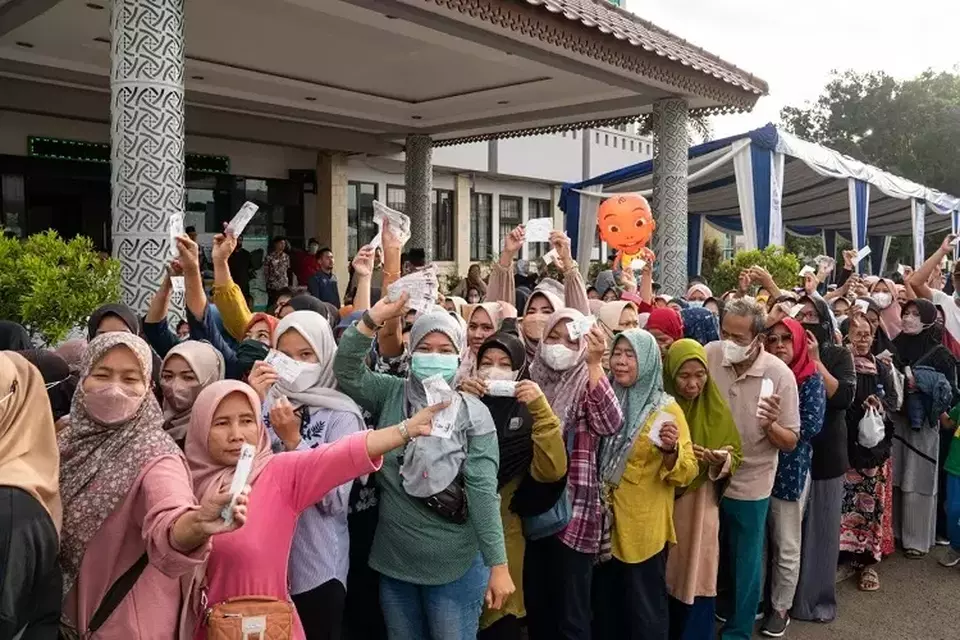 Warga antusias saat mengantri untuk menukarkan kupon sembako murah pada Safari Ramadan BUMN 2023 yang diselenggarakan oleh Kementerian BUMN dan SIG di halaman Kantor Kecamatan Pamulang, Tangerang Selatan, Banten, Kamis (6/4/2023). Ist