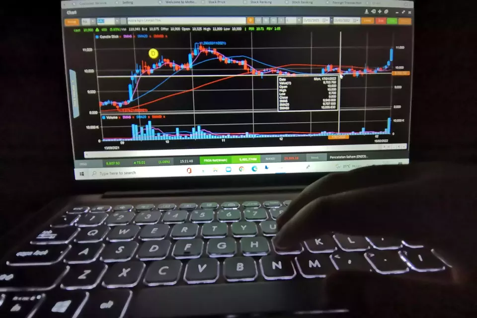 Investor tengah melihat grafik perkembangan saham. (B-Universe Photo/David Gita Roza)