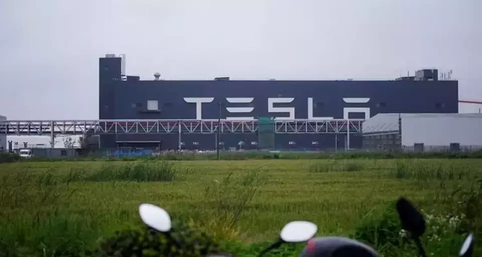 Logo Tesla terlihat di pabriknya di Shanghai, Tiongkok pada 13 Mei 2021. (Foto: REUTERS/Aly Song)
