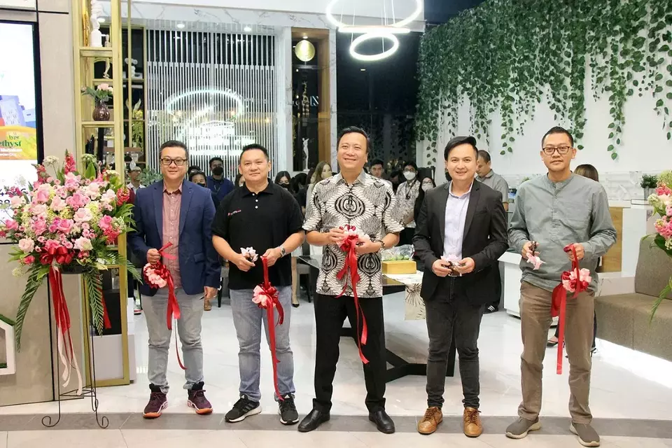 Perusahaan pengembang properti PT Modernland Realty, Tbk. melalui anak usahanya PT Mitra Sindo Sukses, secara resmi menggelar acara Relaunching New Marketing Lounge Jakarta Garden City (JGC) yang berlokasi di area lobby utama pusat perbelanjaan AEON Mall JGC, Jakarta Timur, Rabu (12/4). Seremonial peresmian kembali marketing lounge tersebut turut dihadiri Jajaran dan Management PT Modernland Realty Tbk.
