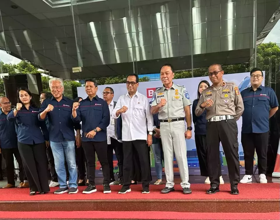 Menteri Perhubungan Budi Karya Sumadi (ketiga kanan) didampingi Direktur Utama Jasa Raharja Rivan Purwantono (kedua kanan), Direktur Registrasi dan Identifikasi Korlantas Polri Brigjen Yusri Yunus (kanan), Executive Chairman B-Universe, Enggartiasto Lukita (kedua kiri), CEO B-Universe Rio Abdurachman (ketiga kiri), dan Direktur Pemberitaan B-Universe, Apreyvita D Wulansari (kiri).melepas Tim Mudik Lebaran B-Universe di Jakarta, Jumat, 14 April 2023. (B Universe Photo/Mohammad Defrizal)