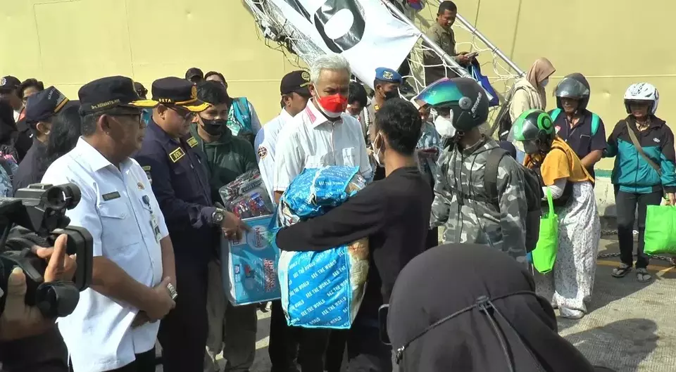 Gubernur Jateng, Ganjar Pranowo menyambut kedatangan ribuan pemudik sepeda motor yang naik kapal laut secara gratis, Minggu (16/4/2023). (IST)