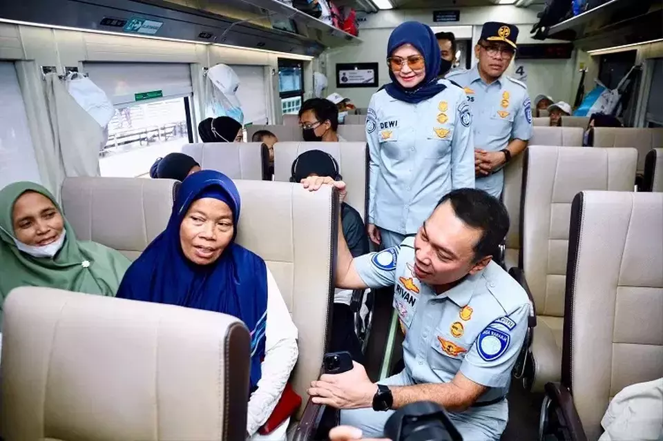 Jasa Raharja melepas keberangkatan para pemudik yang ikut dalam program  “Mudik Bersama BUMN 2023” dengan moda kereta api di Stasiun Pasar Senen, Jakarta, Sabtu (15/4/2023). Ist