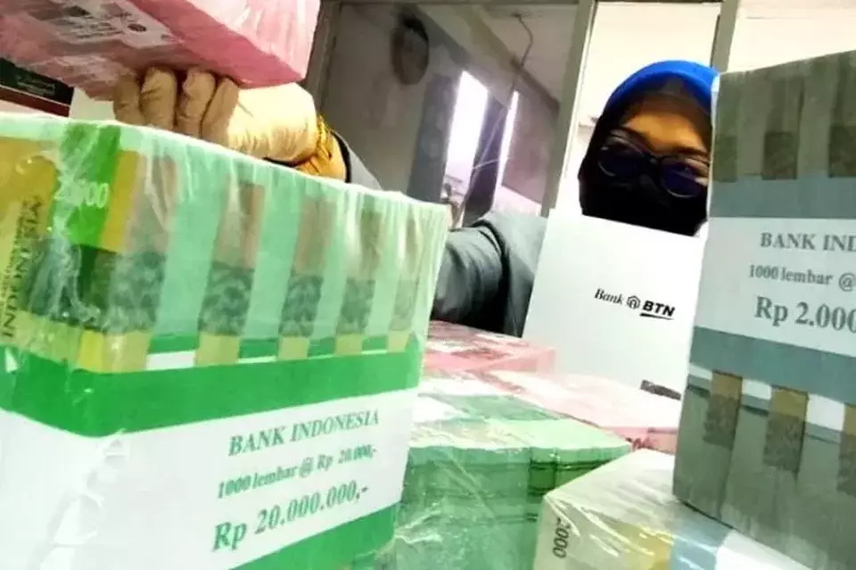 Pegawai Bank Tabungan Negara (BTN) sedang memilah uang rupiah. (Foto: BTN)
