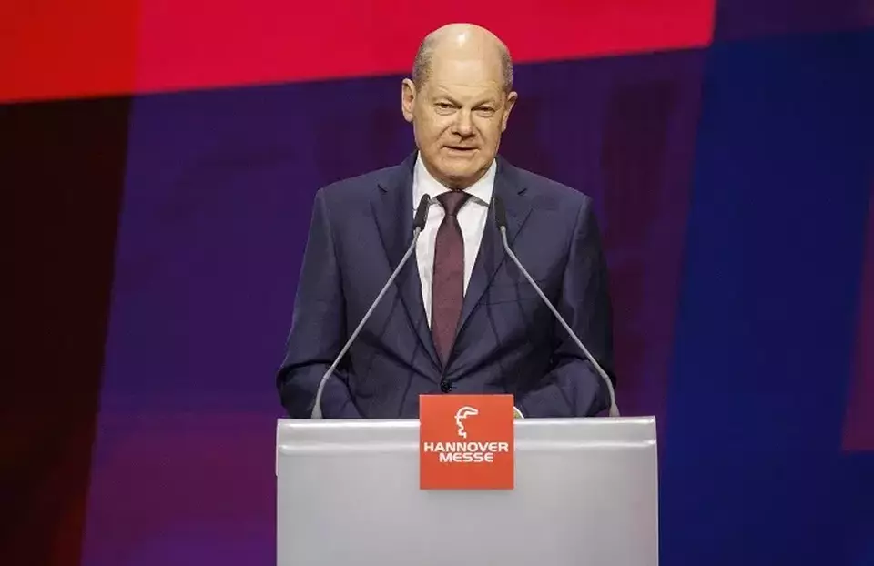 Kanselir Jerman Olaf Scholz menyampaikan pidato pada pembukaan pameran perdagangan industri Hanover Messe di HCC Hanover Congress Centrum, Hanover, Jerman pada 16 April 2023. (Foto: Michael Matthey/dpa via AP)