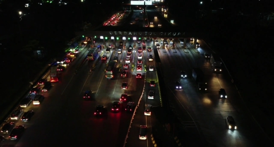Arus kendaraan ruas tol Tengerang Merak mulai meningkat dari sejumlah pemudik tujuan kota-kota di Sumatera, Senin (17/4/2023) malam.