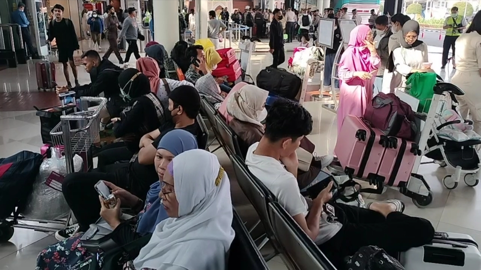 Mendekati arus puncak mudik ribuan penumpang pesawat ramai padati Bandara Soekarno-Hatta, Tangerang, Banten, Selasa (18/4/2023).
