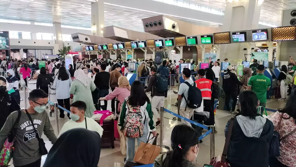 Ribuan penumpang pesawat padati Bandara Soekarno-Hatta, Tangerang, Banten, saat puncak arus mudik lebaran 2023. Pengelola Bandara mencatat pergerakan penumpang mencapai 164.575 orang. (Foto: istimewa)