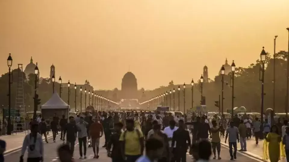 Orang-orang mengunjungi Jalan Kartavya pada sore hari di New Delhi, India pada 18 April 2023. India telah menyusul Tiongkok sebagai negara terpadat di dunia, menurut data Perserikatan Bangsa-Bangsa (PBB) yang dirilis 19 April 2023. (Foto: Prashanth Vishwanathan/Bloomberg via Getty Images)