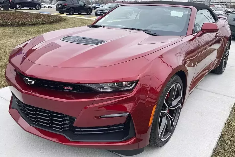 Chevy Camaro 2SS Convertible 2023 terlihat di dealer Chevy di Wheeling, Illinois, Amerika Serikat pada 22 Maret 2023. (Foto: AP/Nam Y.Huh)