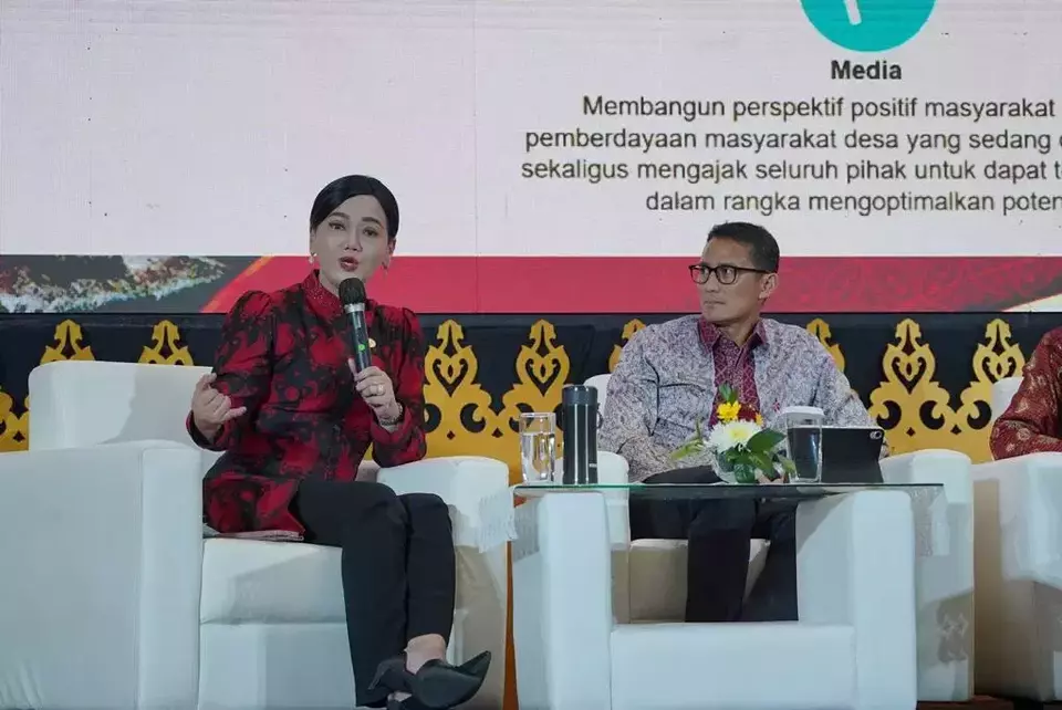 Kepala Eksekutif Pengawas Perilaku Pelaku Usaha Jasa Keuangan, Edukasi dan Perlindungan Konsumen OJK Friderica Widyasari Dewi (kiri) dan Menteri Pariwisata dan Ekonomi Kreatif (Menparekraf) Sandiaga Salahuddin Uno (kanan) dalam sesi dialog pada Rapat Koordinasi Daerah (Rakorda) dan Pleno TPAKD se-Jawa Tengah yang diselenggarakan di Semarang, Kamis (27/4/2023).