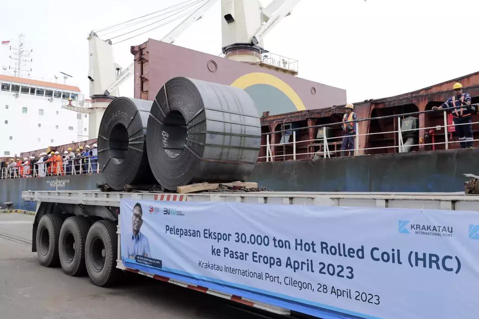 PT Krakatau Steel (Persero) Tbk melakukan ekspor Hot Rolled Coil (HRC) ke Italia untuk konsumen Marcegaglia Steel Carbon SPA sebesar 30.000 metrik ton (MT), pada Jumat (28/4/2023). (Foto: Dok. Krakatau Steel)
