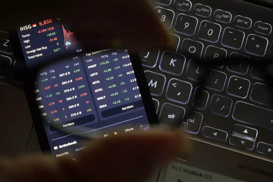 Investor melihat pergerakan saham. (B-Universe Photo/David Gita Roza)