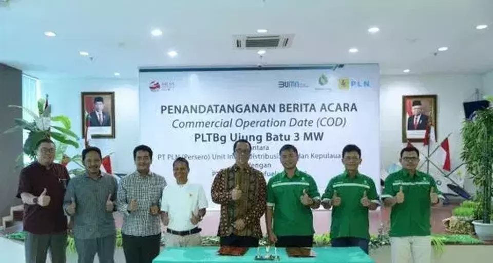 General Manager PLN Unit Induk Distribusi Riau dan Kepulauan Riau (UIDRKR), Agung Murdifi (keempat dari kanan) serta dua Direktur Pasadena Biofuels Mandiri Anggit Saputra Dwipramana (ketiga dari kanan) dan Yohanes Tampubolon (kedua dari kanan) saat penandatanganan Berita Acara Commercial Operation Date (COD) PLTBg Ujung Batu 3 MW antara PLN UID Riau & Kepualuan Riau dan PT Pasadena Biofuels Mandiri di Pekanbaru, Rabu (3/5/2023).