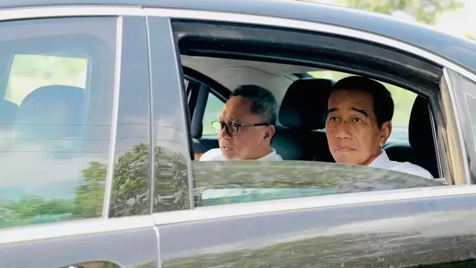 Presiden Joko Widodo (Jokowi) semobil dengan Menteri Perdagangan sekaligus Ketua Umum PAN Zulkifli Hasan saat meninjau ruas Jalan Terusan Ryacudu, Kabupaten Lampung Selatan, Provinsi Lampung, Jumat (5/5/2023)
