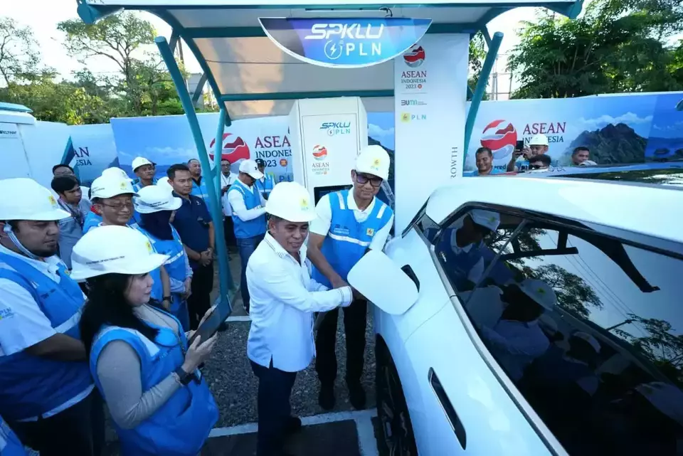Direktur Utama PT PLN (Persero) Darmawan Prasodjo mengecek di lapangan dan memastikan langsung keandalan listrik di semua lokasi penyelenggaraan Konferensi Tingkat Tinggi (KTT) ASEAN dan Stasiun Pengisian Kendaraan Listrik Umum (SPKLU) untuk pengisian daya kendaraan delegasi,Sabtu (6/5) di Labuan Bajo. 
