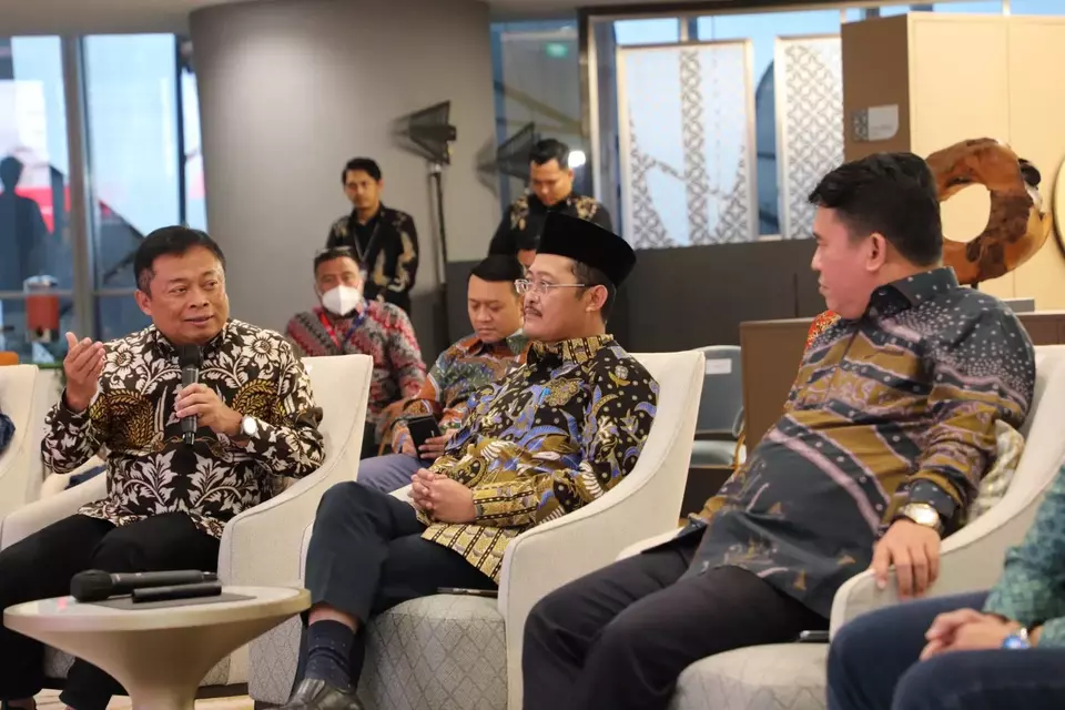 Ketua KPPU M Afif Hasbullah (tengah) menyimak penjelasan Direktur Utama Telkom Indonesia Ririek Adriansyah (kiri) mengenai inisiatif Telkom melakukan Fixed Mobile Convergence dalam forum Focus Group Discussion beberapa waktu lalu. KPPU menilai positif aksi korporasi FMC yang menggabungkan Indihome dengan Telkomsel.