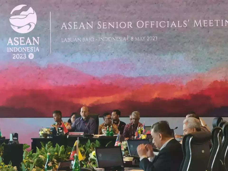Direktur Jenderal Kerja Sama Asean Sidharto R. Suryodipuro saat membuka pertemuan Senior Official Meeting (SOM) KTT ke-42 ASEAN di Golo Mori, Nusa Tenggara Timur pada Senin (8/5).