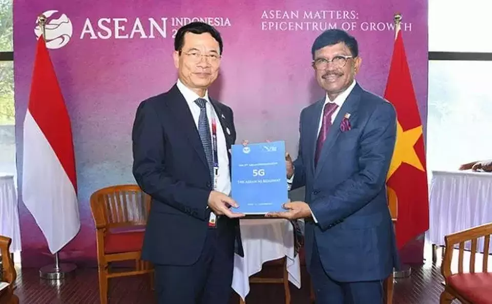 Menkominfo Johnny G Plate (kanan) dan Menteri Digital Vietnam Nguyen Manh Hung (kiri) jajaki kerja sama digital di sela KTT Asean di Labuan Bajo, NTT. (IST) 