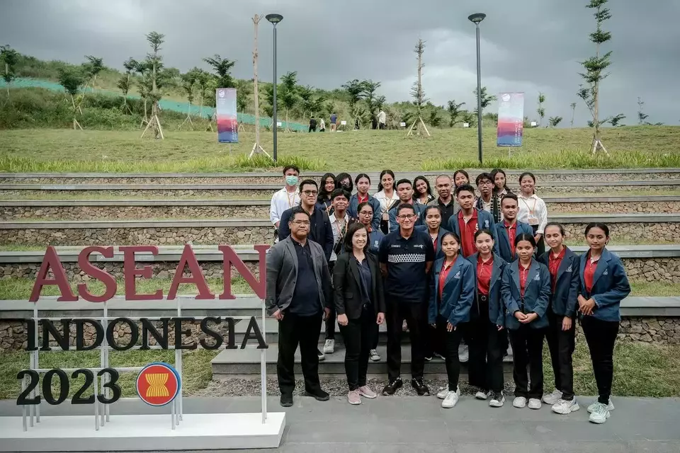 Menteri Pariwisata dan Ekonomi Kreatif Sandiaga Uno bersama para pemuda peserta ASEAN Youth 2023 di Golo Mori, Manggarai Barat, NTT