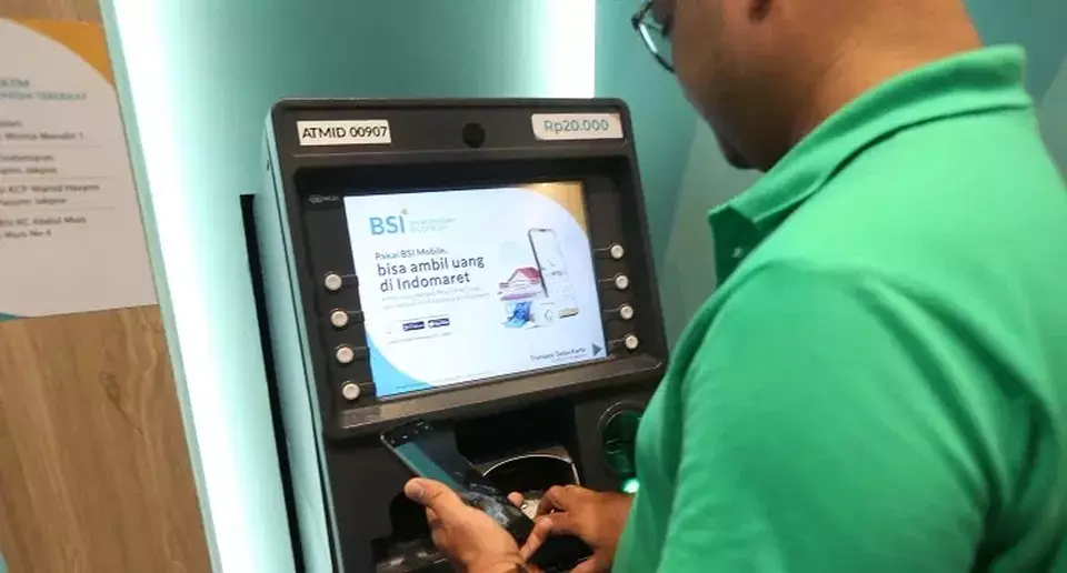 Nasabah melakukan transaksi menggunakan mesin anjungan tunai mandiri (ATM) BSI di Jakarta. (B-Universe Photo/Mohammad Defrizal)