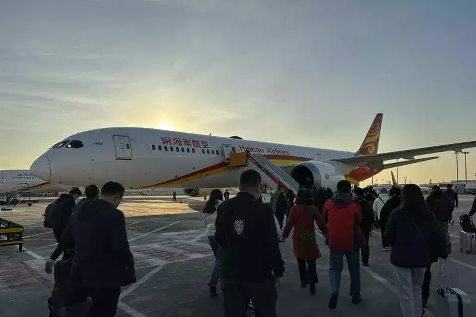 Para penumpang bersiap menaiki tangga pesawat di Bandar Udara Internasional Ibu Kota Beijing (BCIA) Tiongkok pada pertengahan Februari 2023. (Foto: ANTARA/M. Irfan Ilmie)