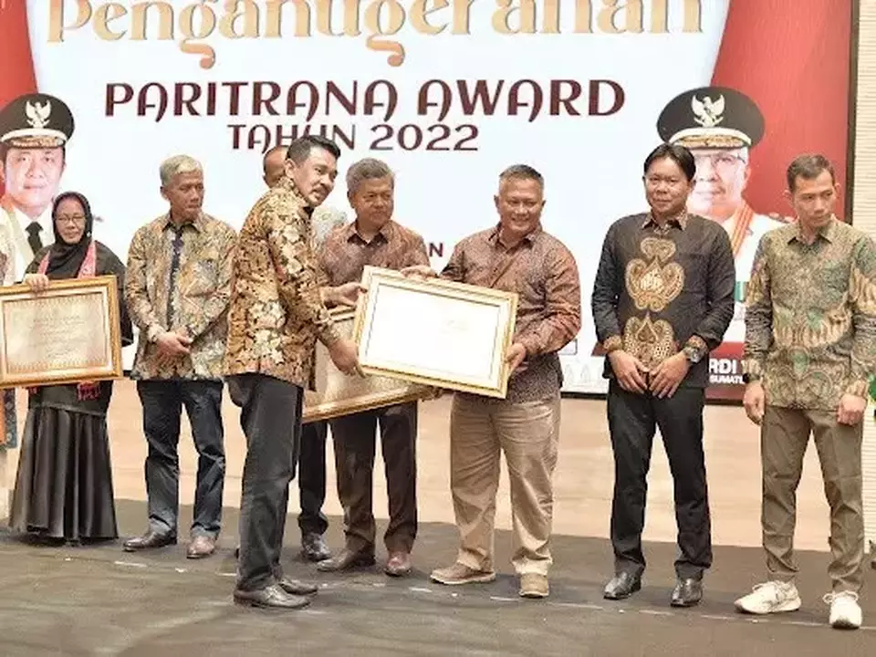 PT Bukit Asam Tbk (PTBA) menerima anugerah Paritrana Award sebagai Badan Usaha Skala Besar Terbaik Sektor Manufaktur, Pertambangan dan Migas Tingkat Provinsi Sumatera Selatan (Sumsel). Acara penyerahan penghargaan yang digelar pada Jumat (12/4/2023) tersebut dihadiri langsung oleh Wakil Gubernur Sumsel H Mawardi Yahya dan Kepala Kantor Wilayah BPJAMSOSTEK Sumsel Bambang Utama. (Foto. Dok. PTBA)