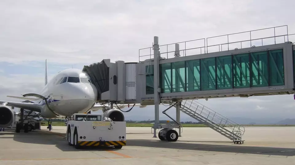 Garbarata atau jembatan berdinding dan beratap yang menghubungkan ruang tunggu penumpang ke pintu pesawat terbang. (Foto: PT Bukaka Teknik Utama Tbk/BUKK)