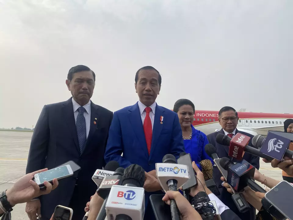Presiden Joko Widodo (Jokowi) di Lanud Halim Perdanakusuma Jakarta, sebelum bertolak ke Jepang untuk pertemuan KTT G7, Jumat (19/5/2023).