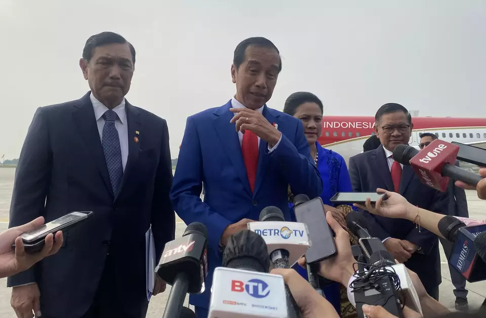 Presiden Jokowi saat berada di bandara udara menuju Jepang untuk menghadiri G7Summit, Jumat (19/5/2023)