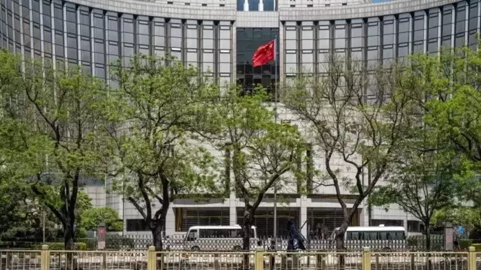 Gedung Bank Rakyat Tiongkok (PBoC) di Beijing, Tiongkok pada 18 April 2023. (Foto: Bloomberg / Getty Images)