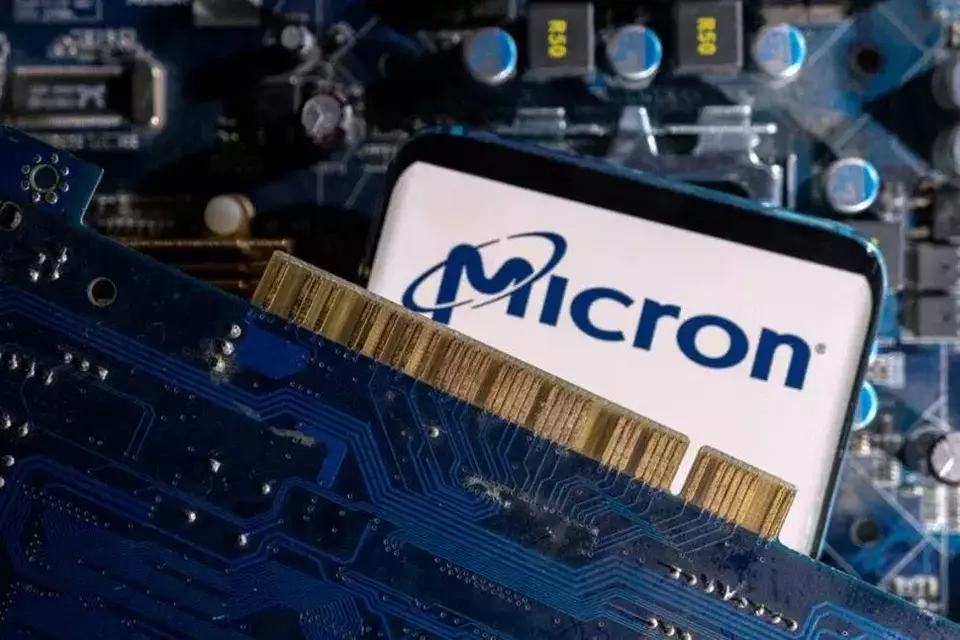 Sebuah ponsel pintar dengan logo Micron yang ditampilkan ditempatkan pada motherboard komputer dalam ilustrasi yang diambil 6 Maret 2023. (Foto: REUTERS/Dado Ruvic/Illustration/File Photo)