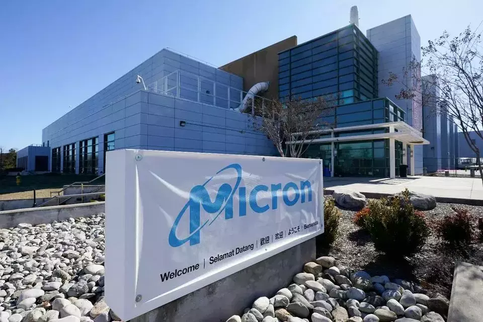 Logo perusahaan di depan pabrik pembuatan chip otomotif Micron Technology pada 11 Februari 2022, di Manassas, Amerika Serikat. (Foto: AP/Steve Helber, File)