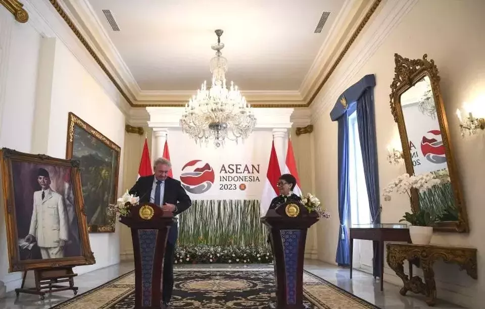 Menteri Luar Negeri (Menlu) RI Retno Marsudi (kanan) berdampingan dengan Menlu Luksemburg Jean Asselborn (kiri) memberikan keterangan pada wartawan usai pertemuan bilateral di Kantor Kemenlu RI pada Jakarta pada 25 Mei 2023. (Foto: ANTARA FOTO/M Risyal Hidayat/hp)