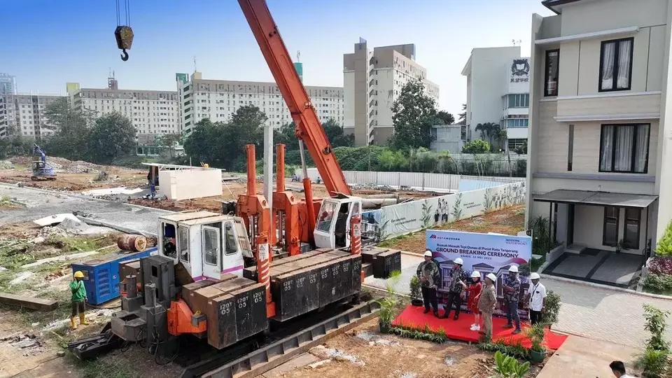 PT Modernland Realty Tbk menggelar acara peletakkan batu pertama (groundbreaking) sebagai penanda mulai dibangunnya proyek Modern Waterfront Residence, cluster hunian berpanorama danau yang berlokasi di area terdepan perumahan skala kota (township) Kota Modern, Tangerang, Kamis (25/5/2023). 