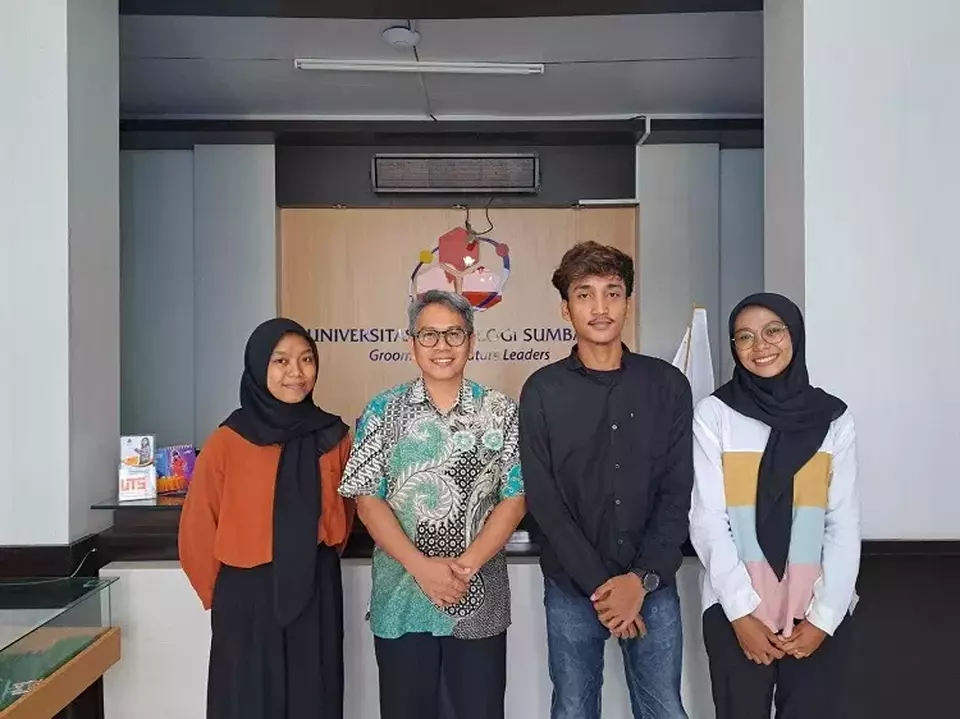 PT ASDP Indonesia Ferry (Persero) melalui program Tanggung Jawab Sosial dan Lingkungan (TJSL) memberikan beasiswa. kepada anak berprestasi. Ist